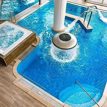 Logis & Marina D'adelphia Hotell 4*
