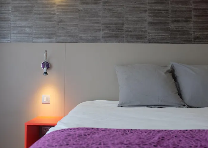 & Marina D'adelphia אקס-לה-באינס