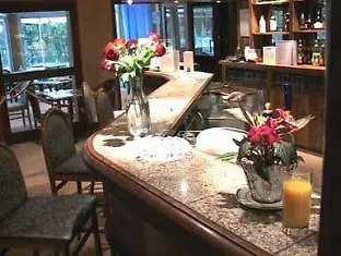 & Marina D'adelphia אקס-לה-באינס